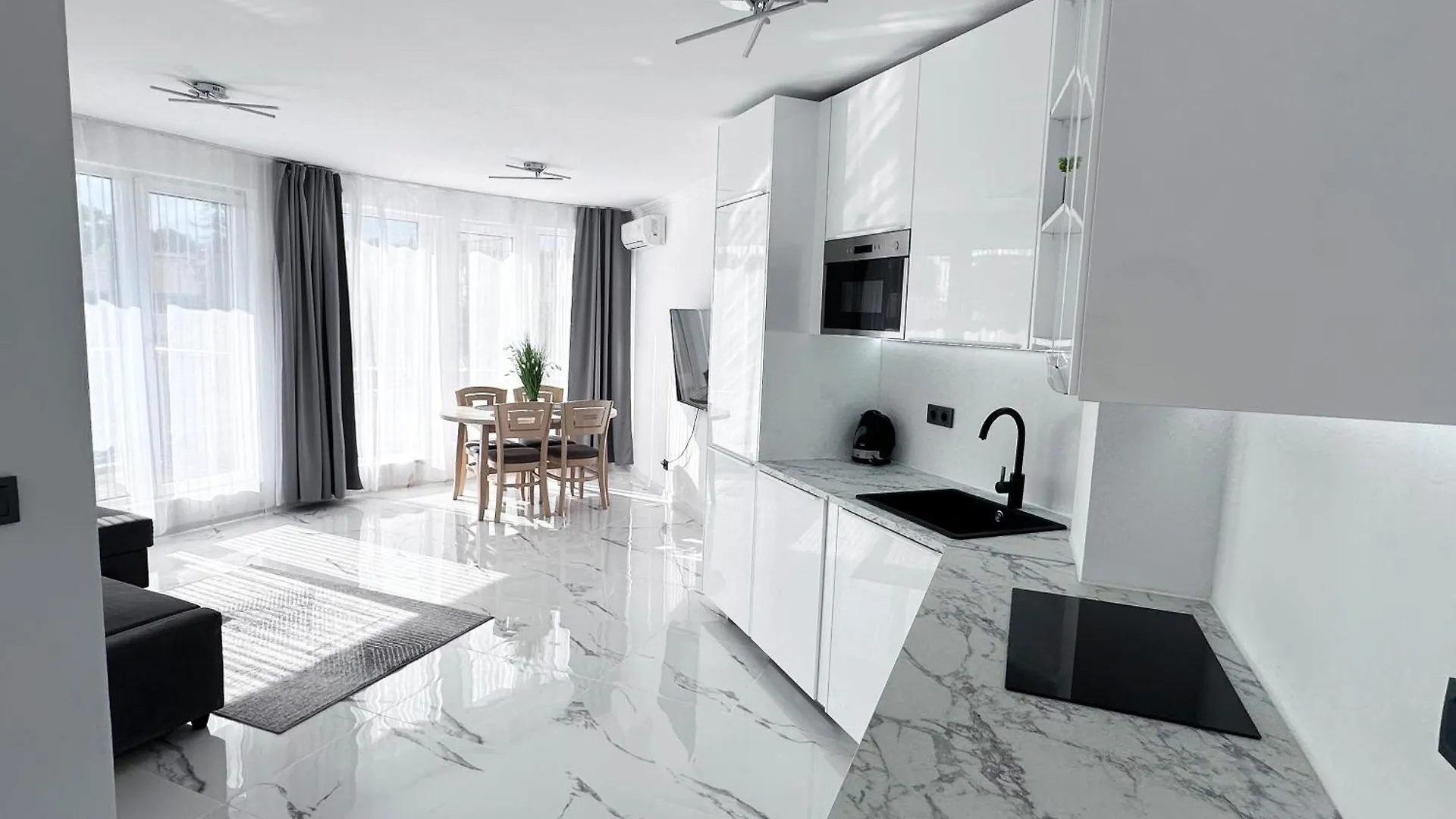 Admiral Plaza Apartment , Large Swimming Pool , 5 Min Walking To The Beach Napospart