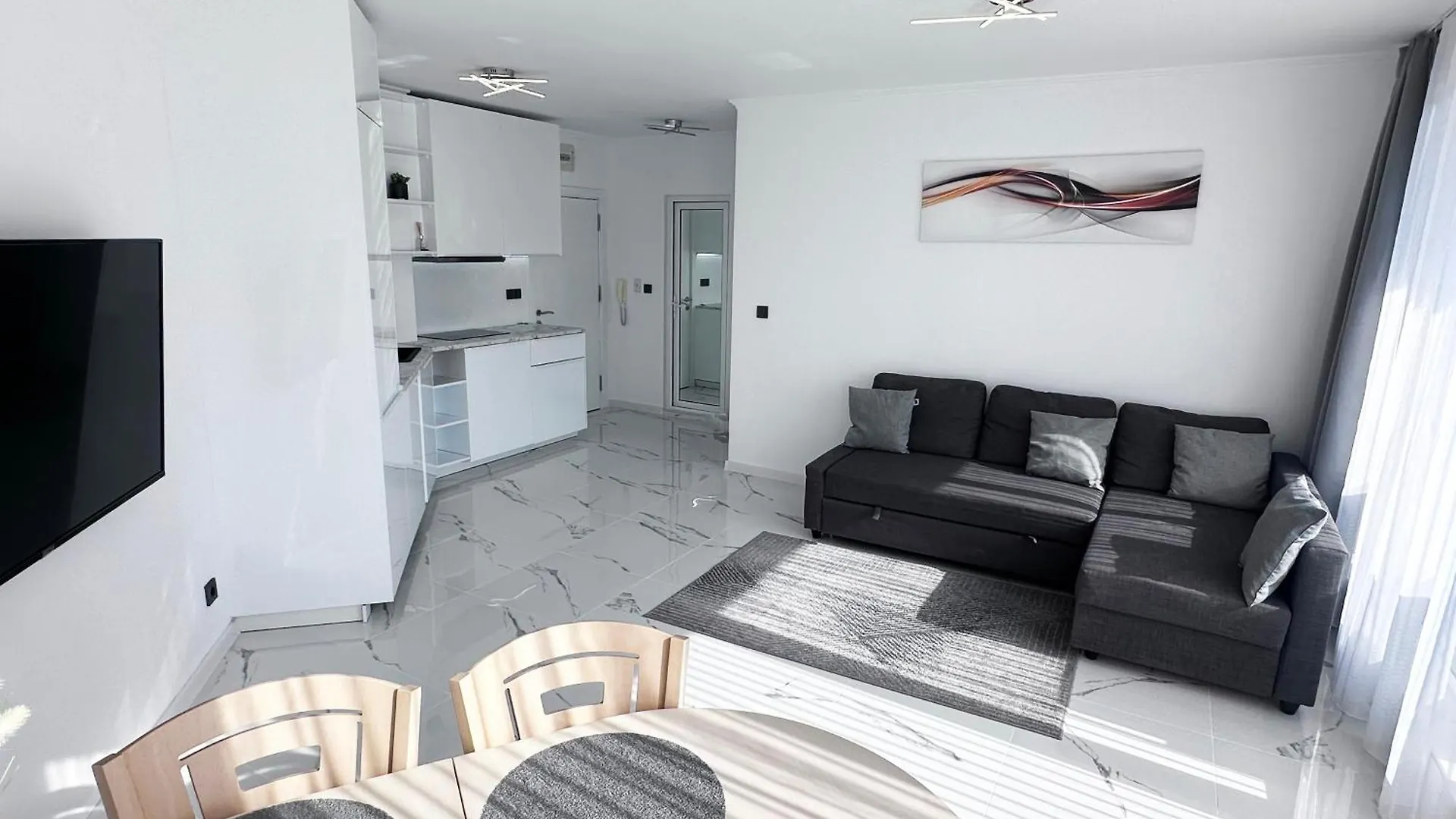 Admiral Plaza Apartment , Large Swimming Pool , 5 Min Walking To The Beach Napospart 0*,  Bulgária